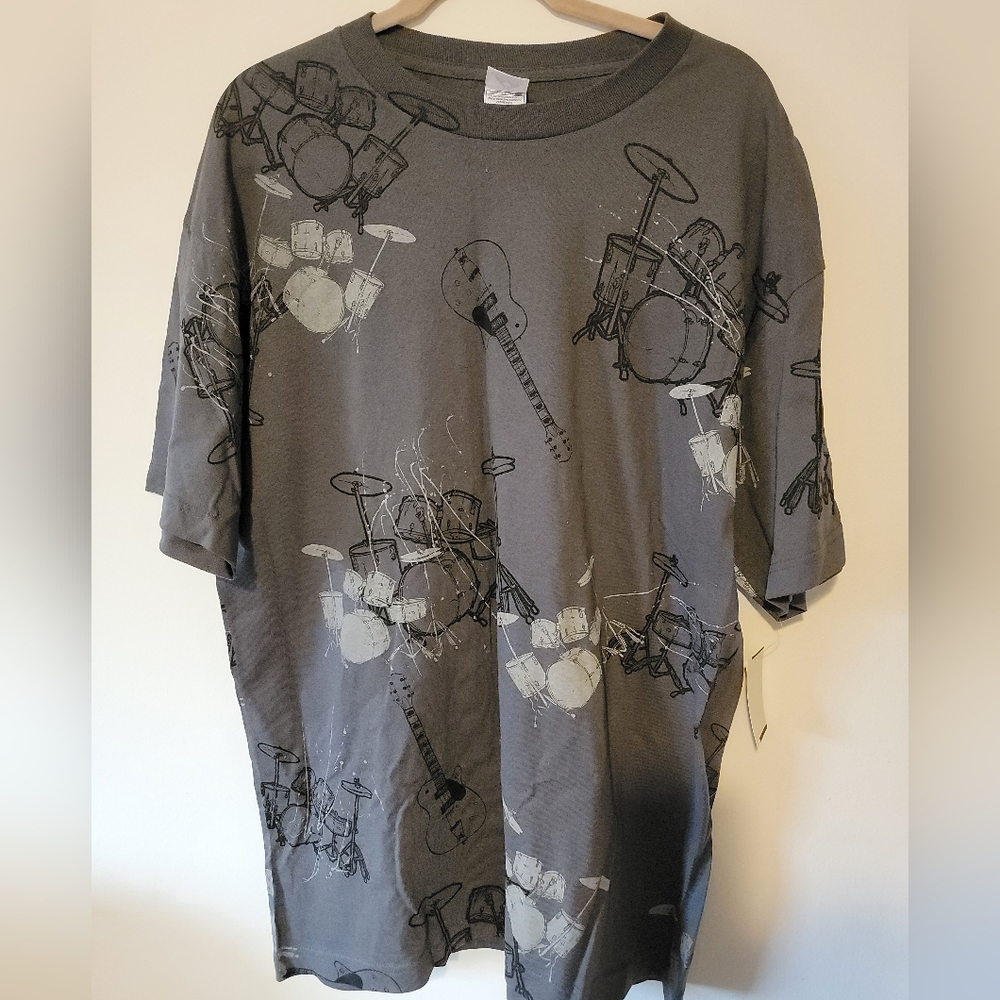 Kohls graphic instrument shirt NWT